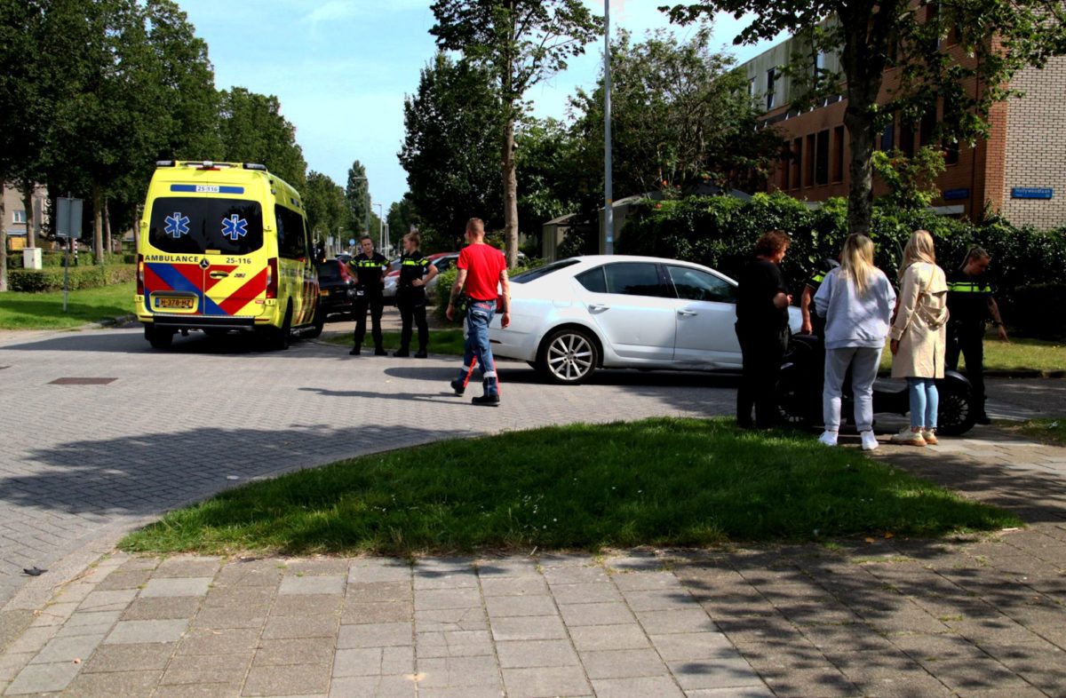 Persoon gewond bij aanrijding op kruising, Hollywoodlaan in Almere