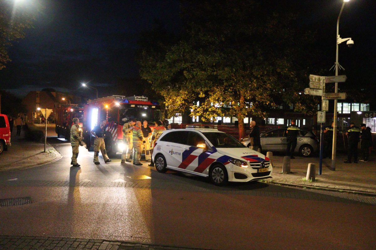 Auto komt op betonnen paal tot stilstand, Zwolleweg in Almere