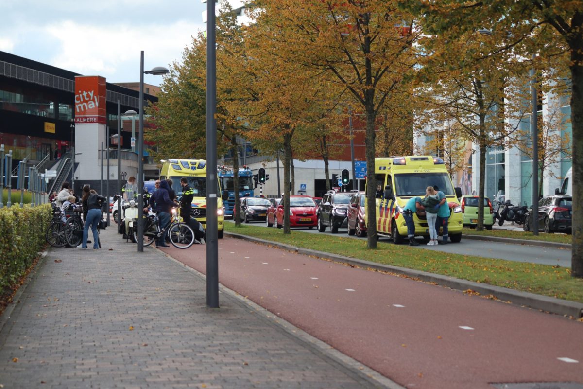 Scooterrijder gewond bij botsing met fietser, Hospitaalweg in Almere