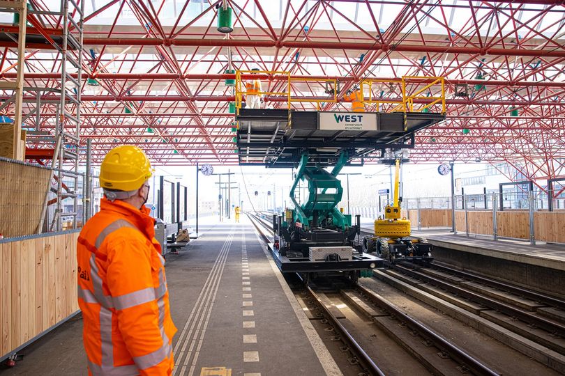 werkzaamheden station centrum aan dak bv