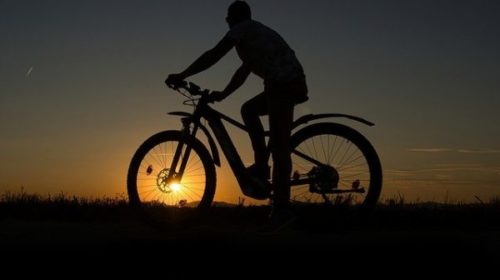 fietsen-in-giethoorn-tijdens-zonsondergang-600x400
