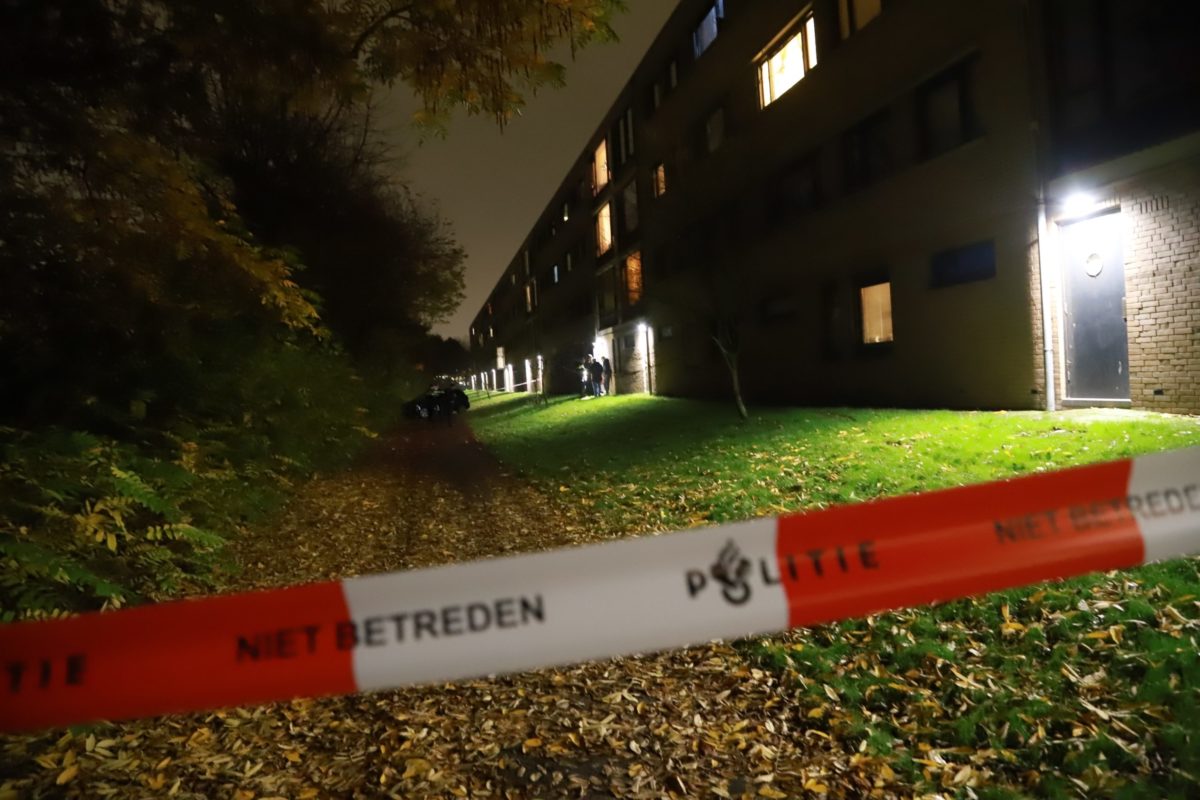 Persoon zwaargewond na val uit raam, Wessel Ilckenstraat in Almere