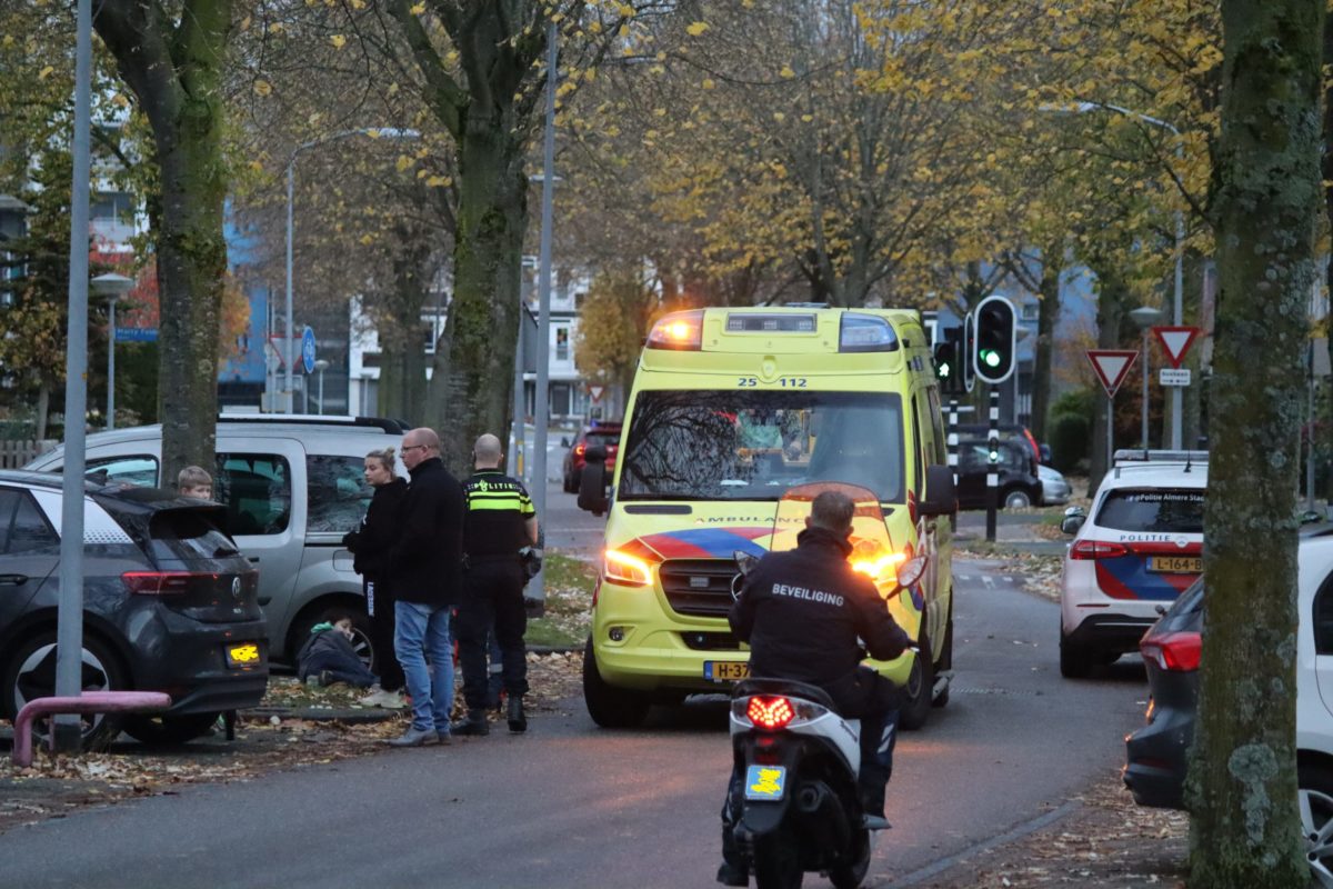 Jongeman aangereden door personenauto, David Nivenweg in Almere