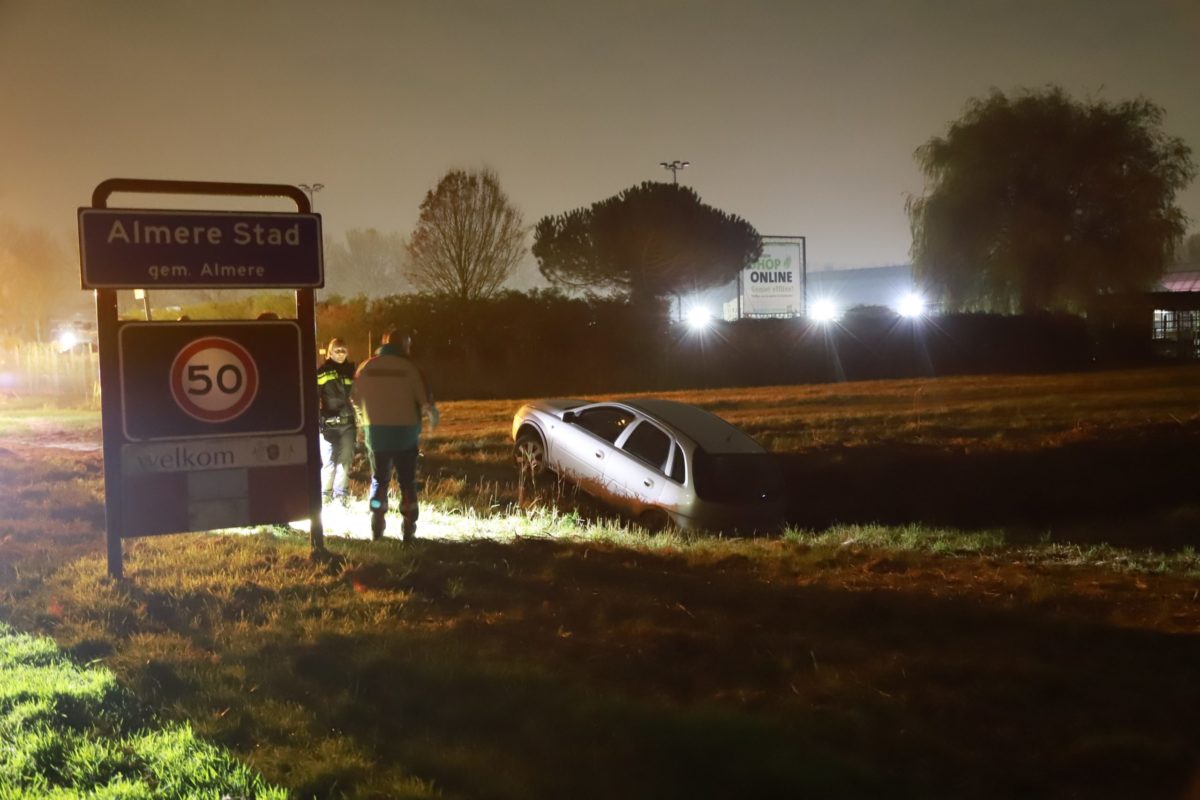 Bestuurster belandt in sloot met auto, Pampushavenweg in Almere