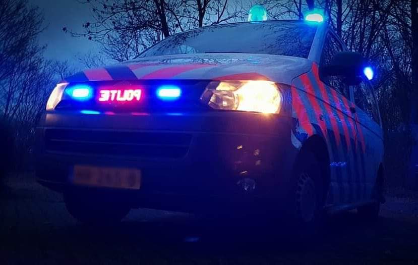 politie voertuig volle verlichting in de schemering