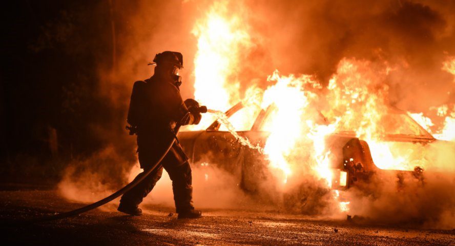 brandweer blussen autobrand