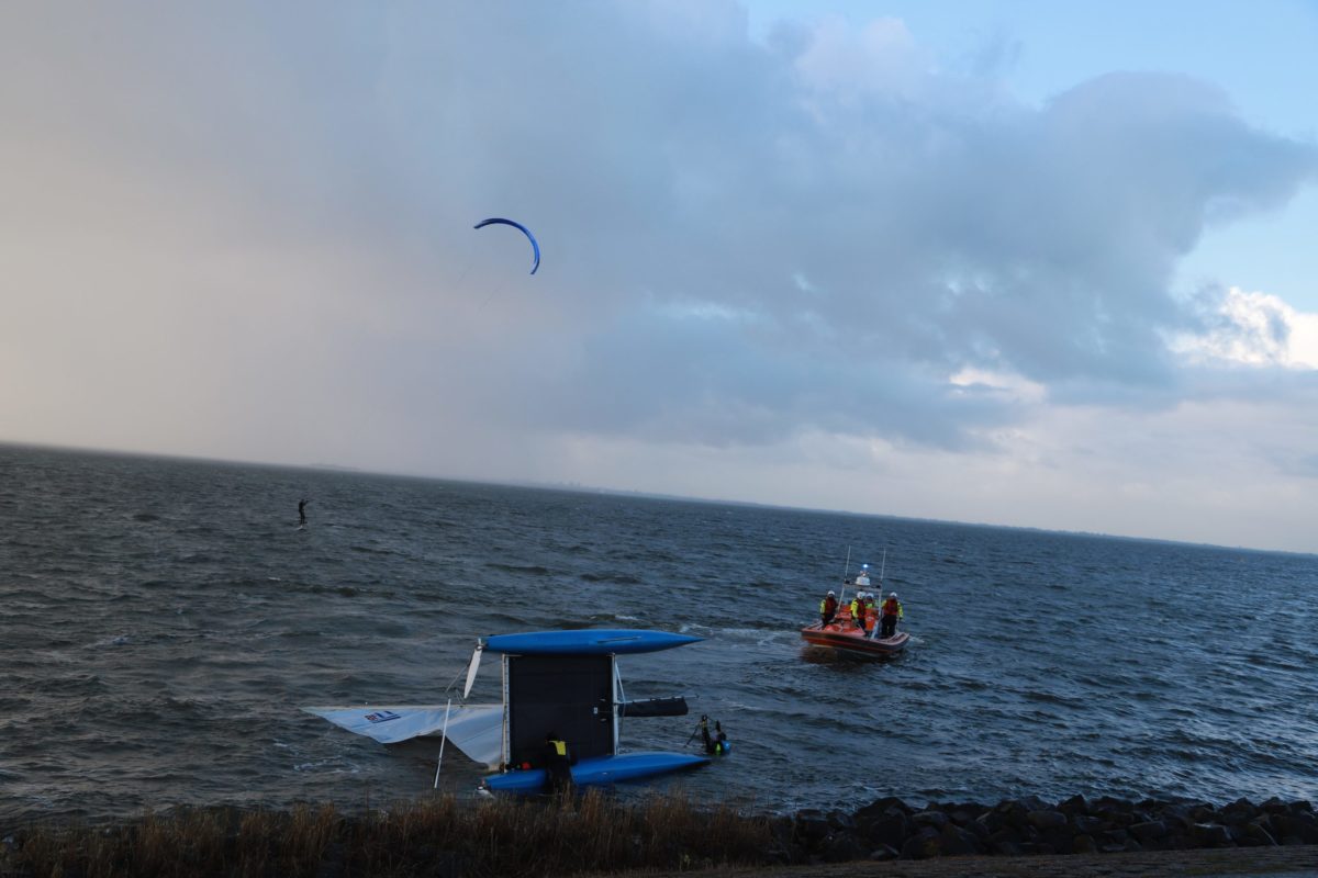 Opvarenden catamaran gered van dijk, IJmeerdijk in Almere