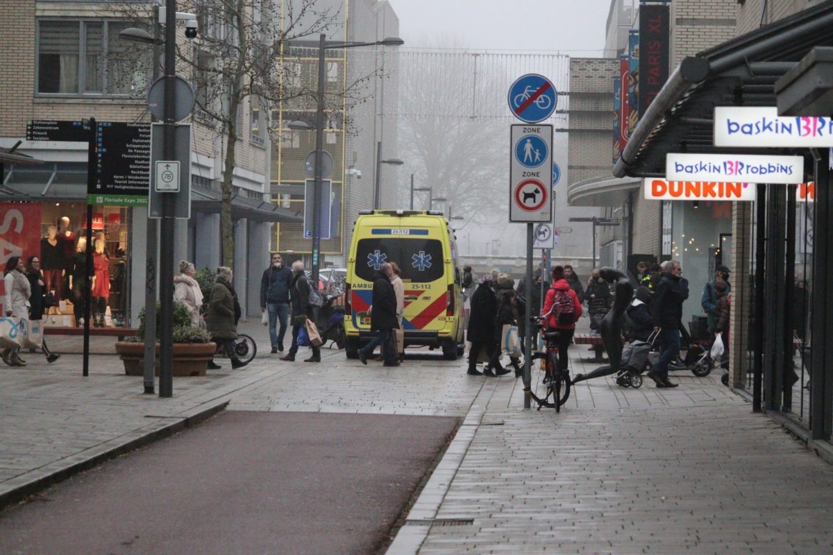 Scooterrijder en voetganger in botsing, Stationsstraat in Almere