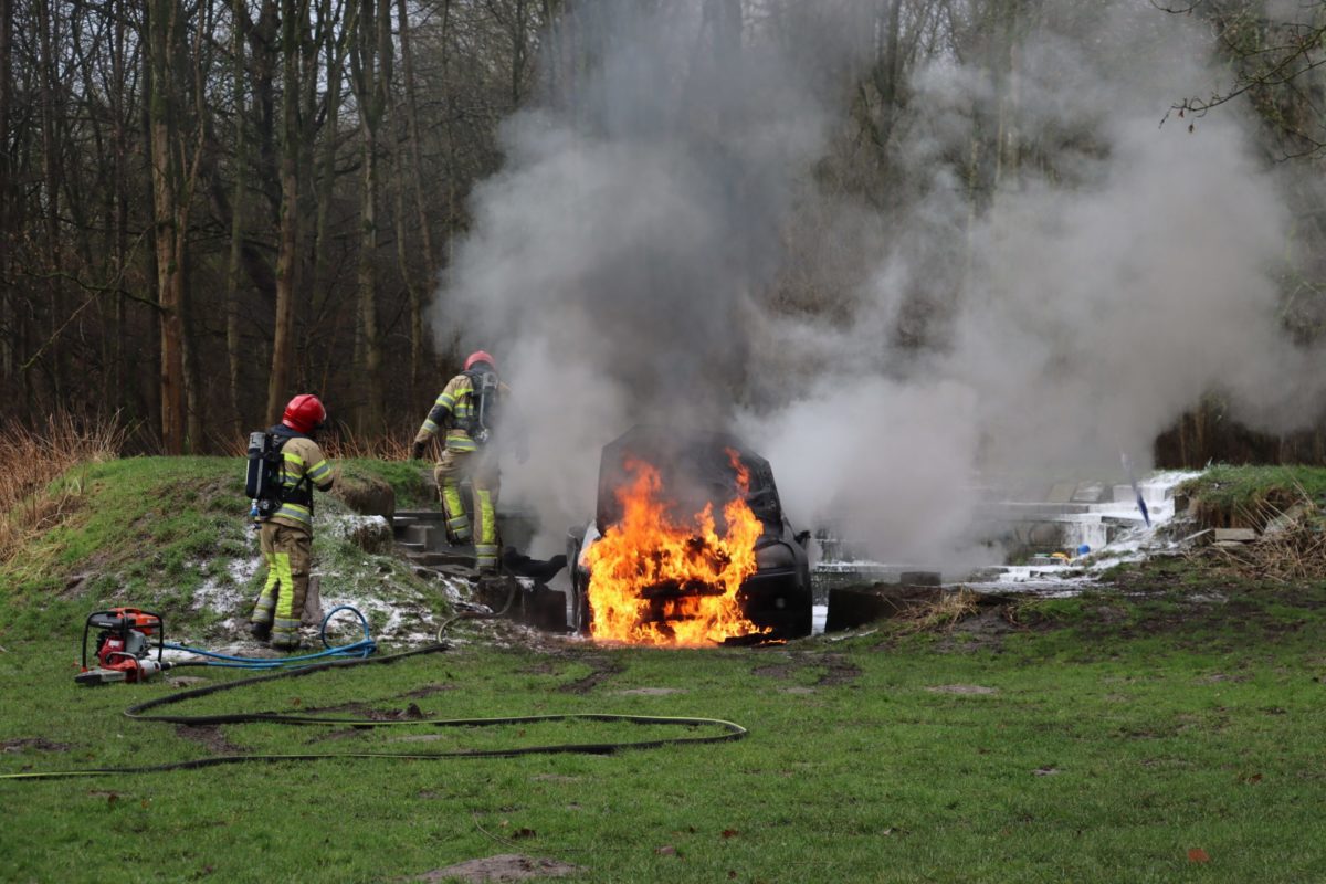 Auto brandt uit nabij scoutinggebouw in Almere | Update persoon aangehouden