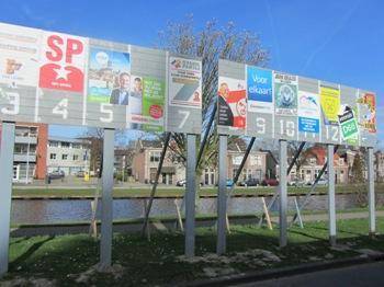 Bij de afgelopen verkiezingen in 2019 heeft 50PLUS steeds bezwaar gemaakt bij de gemeente Almere dat politieke partijen geen mogelijkheid kregen zich te profileren via eigen partijposters.