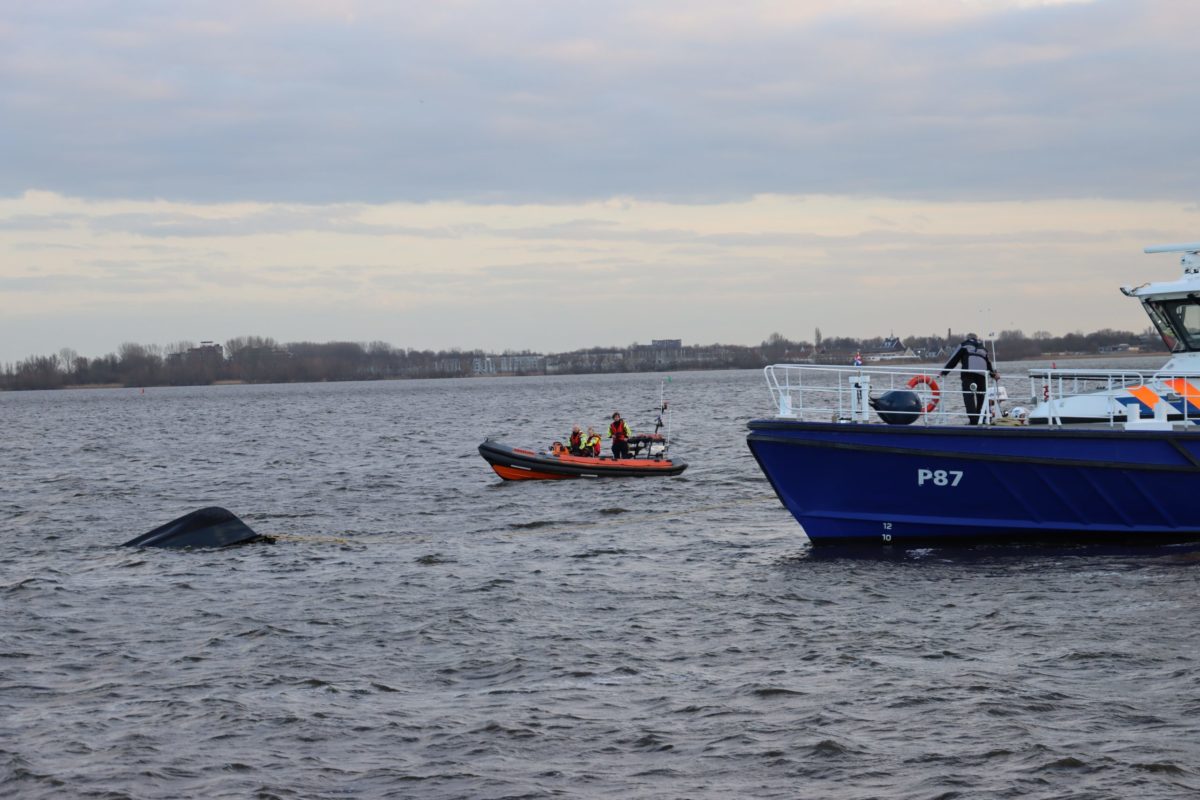 Grote zoekactie op Gooimeer na omslaan vissersboot, Sluiskade in Almere