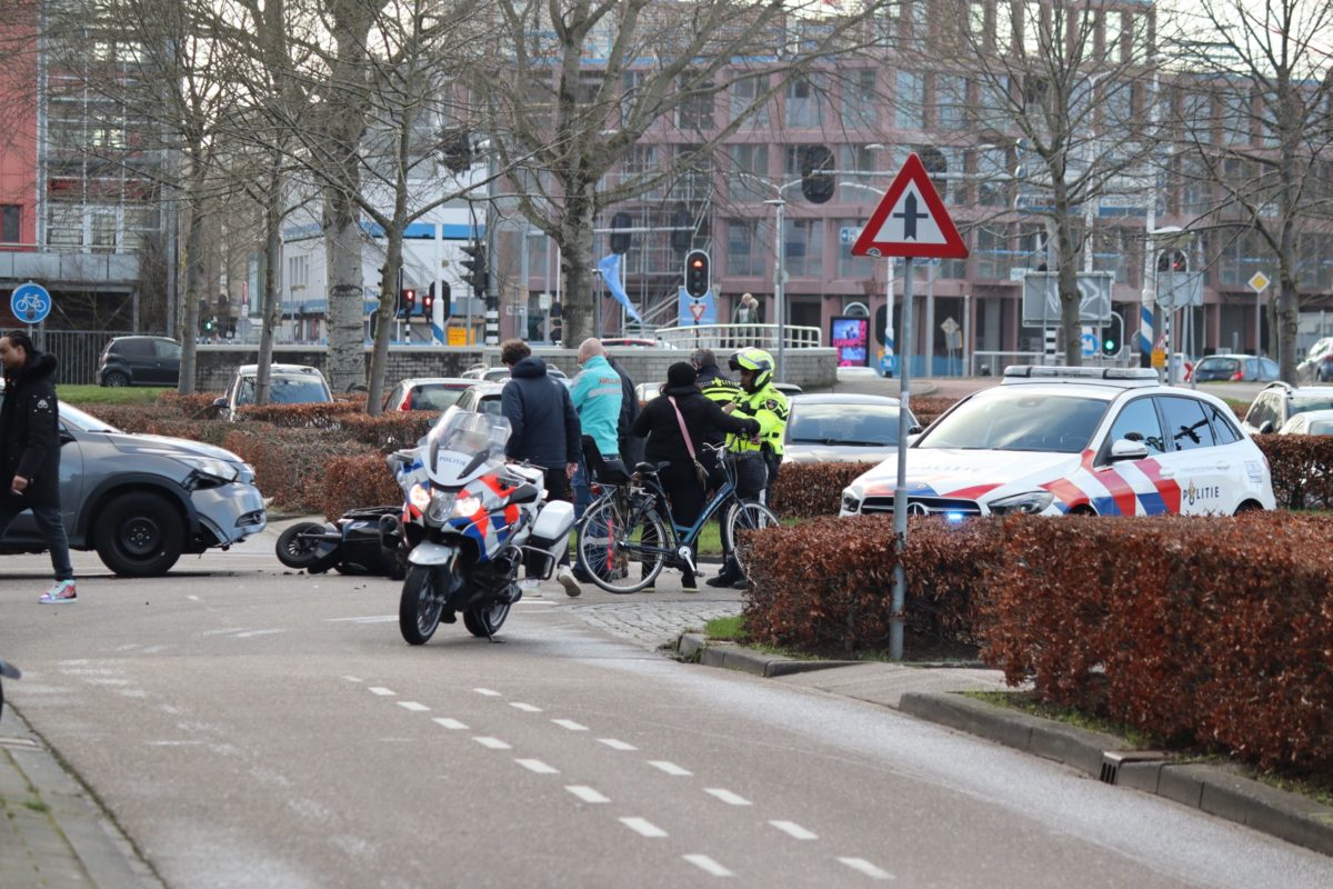 Scooterrijdster gewond bij botsing met auto, Cinemadreef in Almere