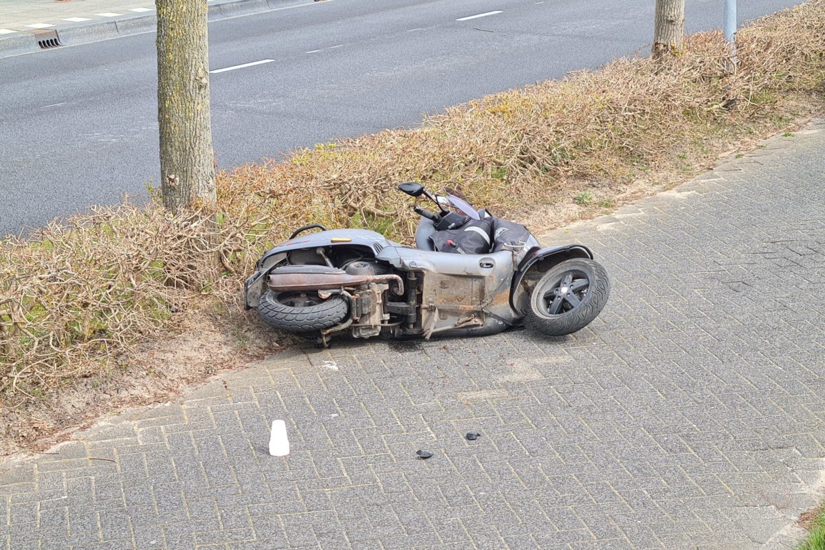 Scooter aangetroffen op fietspad na ongeval, Greta Garboplantsoen in Almere