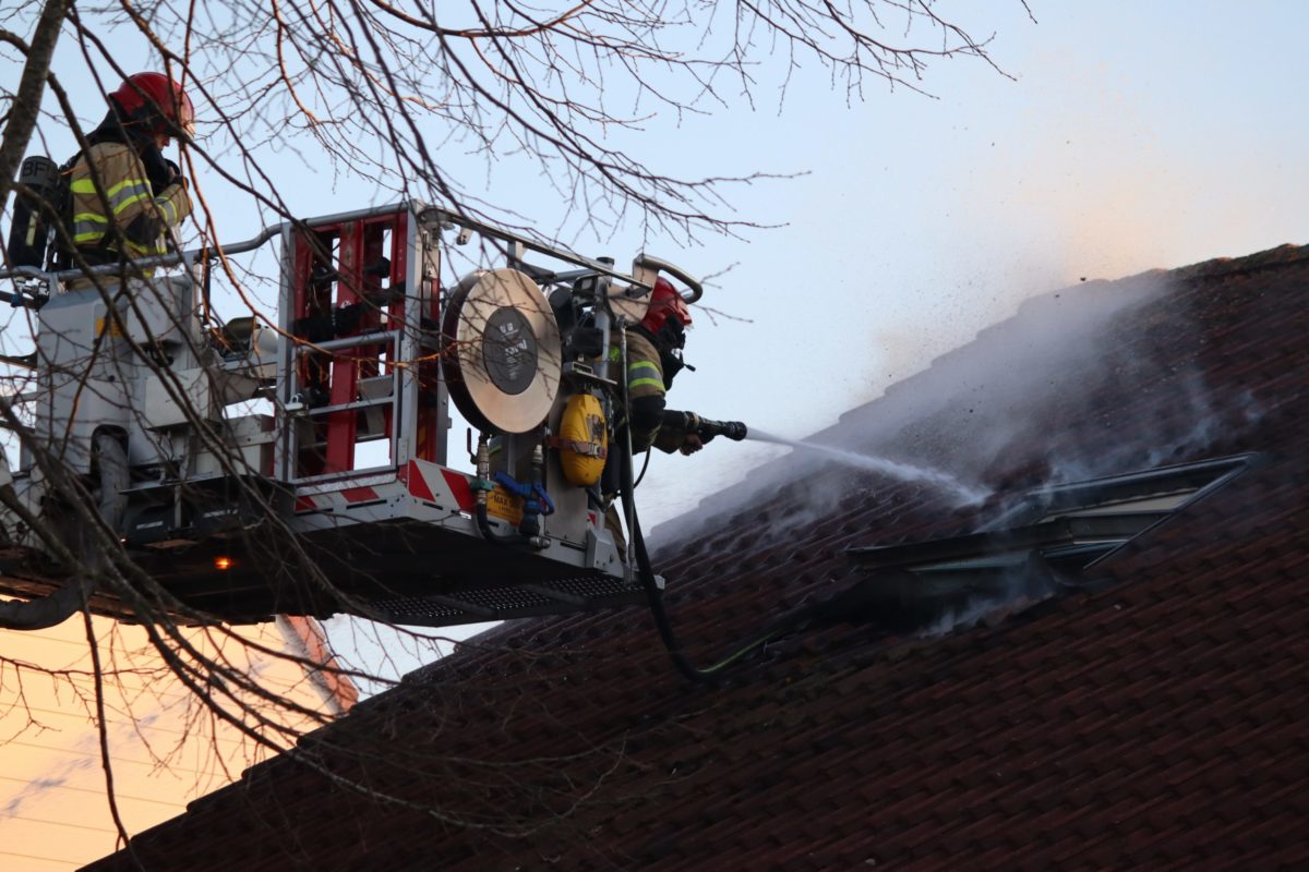 Flinke brand op zolder van woning, Simon van Collemstraat in Almere