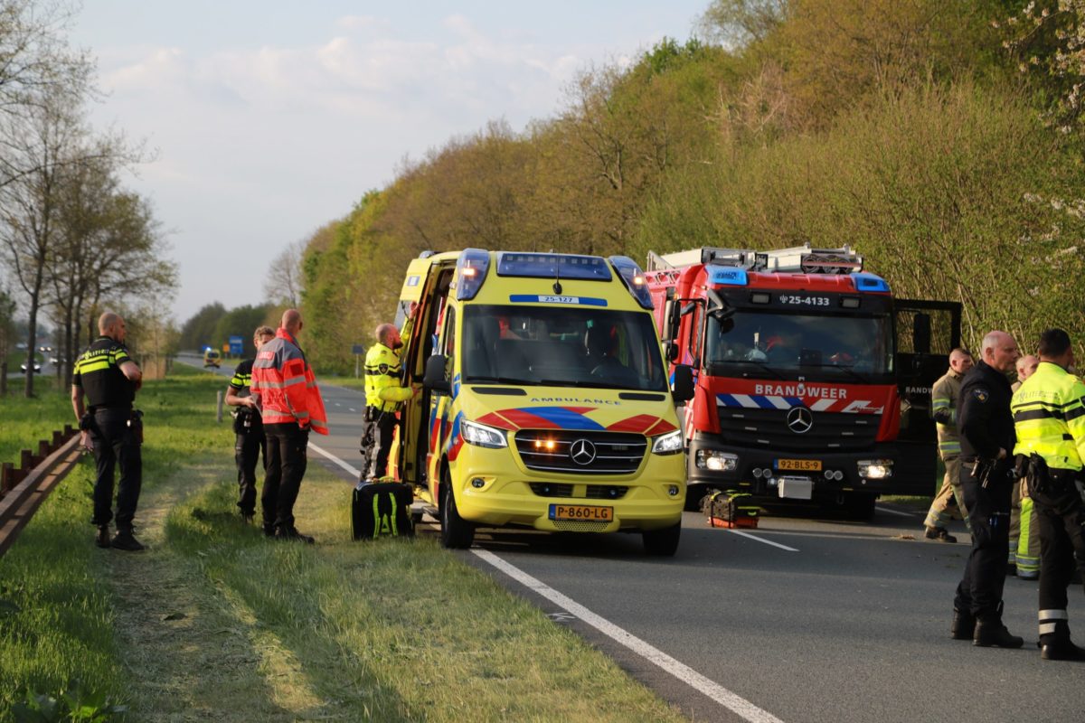 Auto raakt van de weg en slaat over de kop, Waterlandseweg in Almere