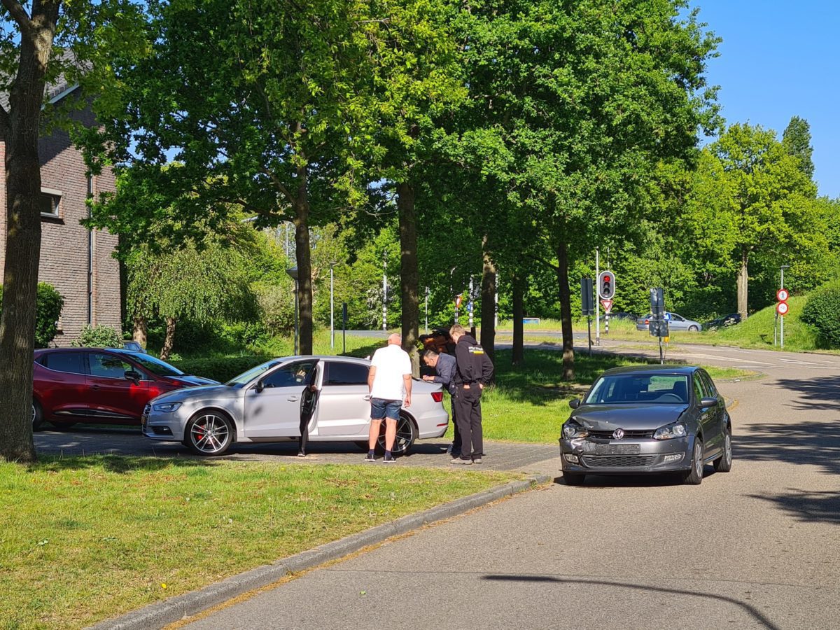 Twee auto's botsen op kruising in Almere Stad