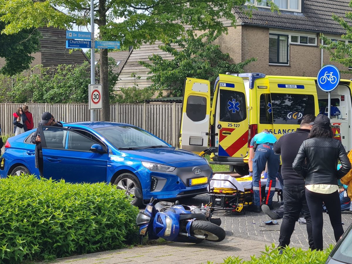 Scooterrijder geschept door overstekende automobilist, Churchillweg in Almere