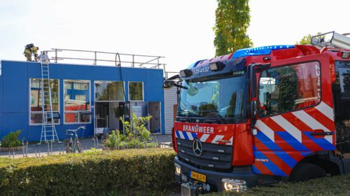 Brand op dak van Basisschool de Dukdalf, Pieter van Damstraat in Almere