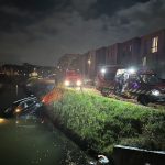 Auto rolt het water in Almere Poort