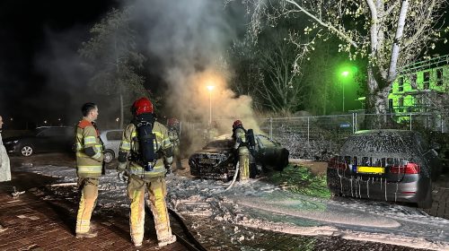 Auto verwoest door brand, politie doet onderzoek Almere