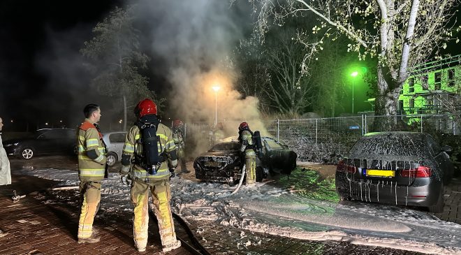Auto verwoest door brand in Haven, politie doet onderzoek