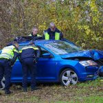 Automobilist raakt van weg en botst frontaal tegen boom, Stedendreef in Almere