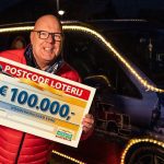 Postcode-Loterij-ambassadeur-Gaston-Starreveld-met-cheque-van-100.000-euro