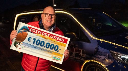 Postcode-Loterij-ambassadeur-Gaston-Starreveld-met-cheque-van-100.000-euro
