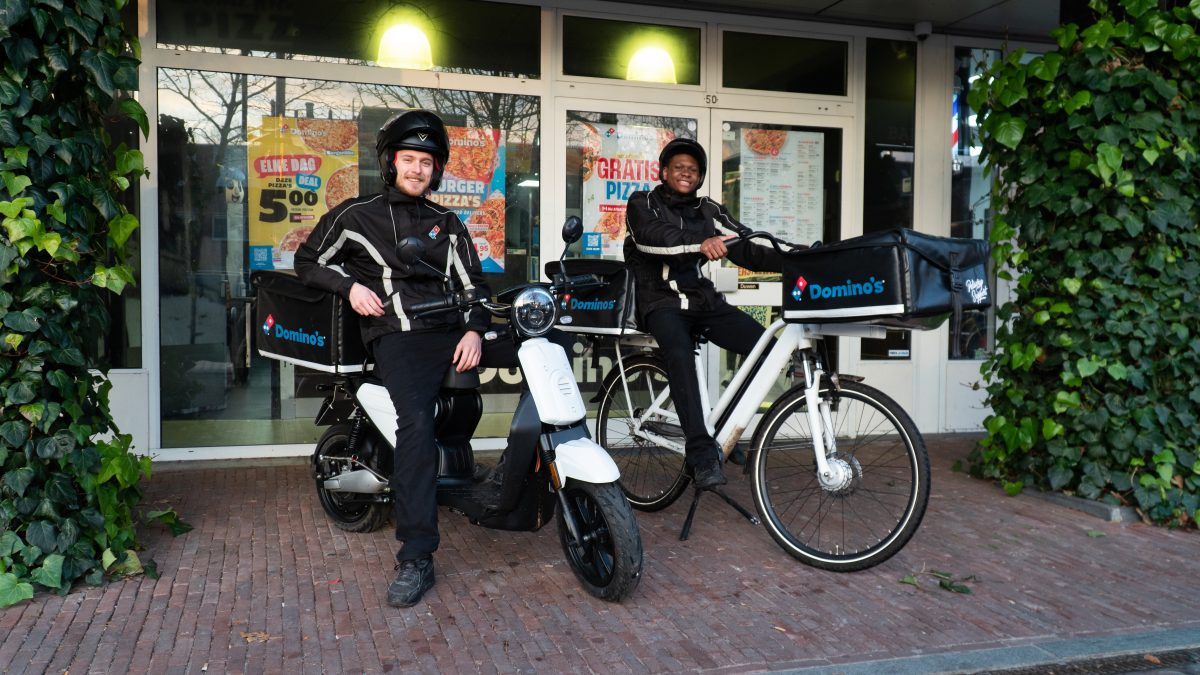 Onschuld Jood Opmerkelijk Goede voornemens van Domino Pizza ondernemer Nico Kruijt, deze Domino's  winkels bezorgen 100% elektrisch · Omroep Almere