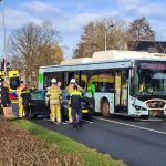 Bus met daarin kinderen ziet personenauto over het hoofd, Simone Signoretstraat in Almere