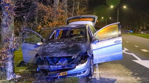 Auto vliegt in brand tijdens rijden, Randstaddreef in Almere