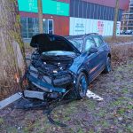 Automobilist eindigt tegen boom, Middachtenlaan in Almere