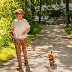 vrouw met hondje wandelen