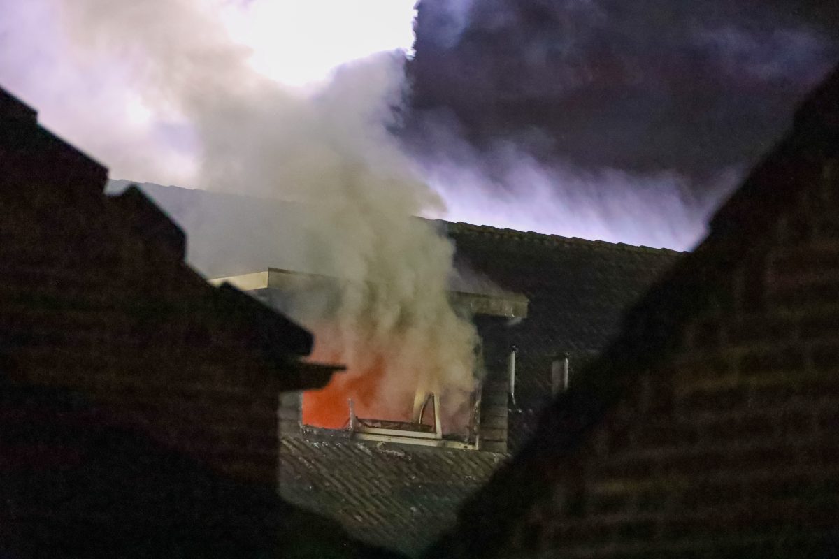 Woning onbewoonbaar door grote brand, Velsenpad in Almere