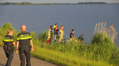 Auto te water Gooimeer een persoon overleden, Gooimeerdijk-Oost in Almere