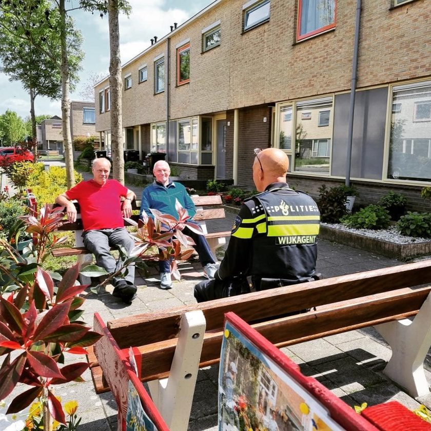 politie-wijkagent-in-gesprek