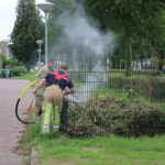 Brandweer ontdekt brand in blad- en snoeikorf, Fernandelstraat in Almere