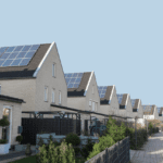 zonnenpanelen op woning rij – rechtenvrij aangeleverd