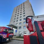 Flatgebouw deels ontruimd vanwege brand, Zeeduinweg in Almere