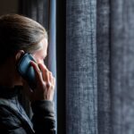 Politie laat zich phishen en houdt vijf oplichters aan, van wie twee Almeerders Telefonisch contact met de politie.liggend