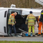 Pakketbezorger kantelt met bestelbus, Waterlandseweg – N305 R 46,2 in Almere