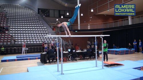 Almeerse turner in actie op de brug