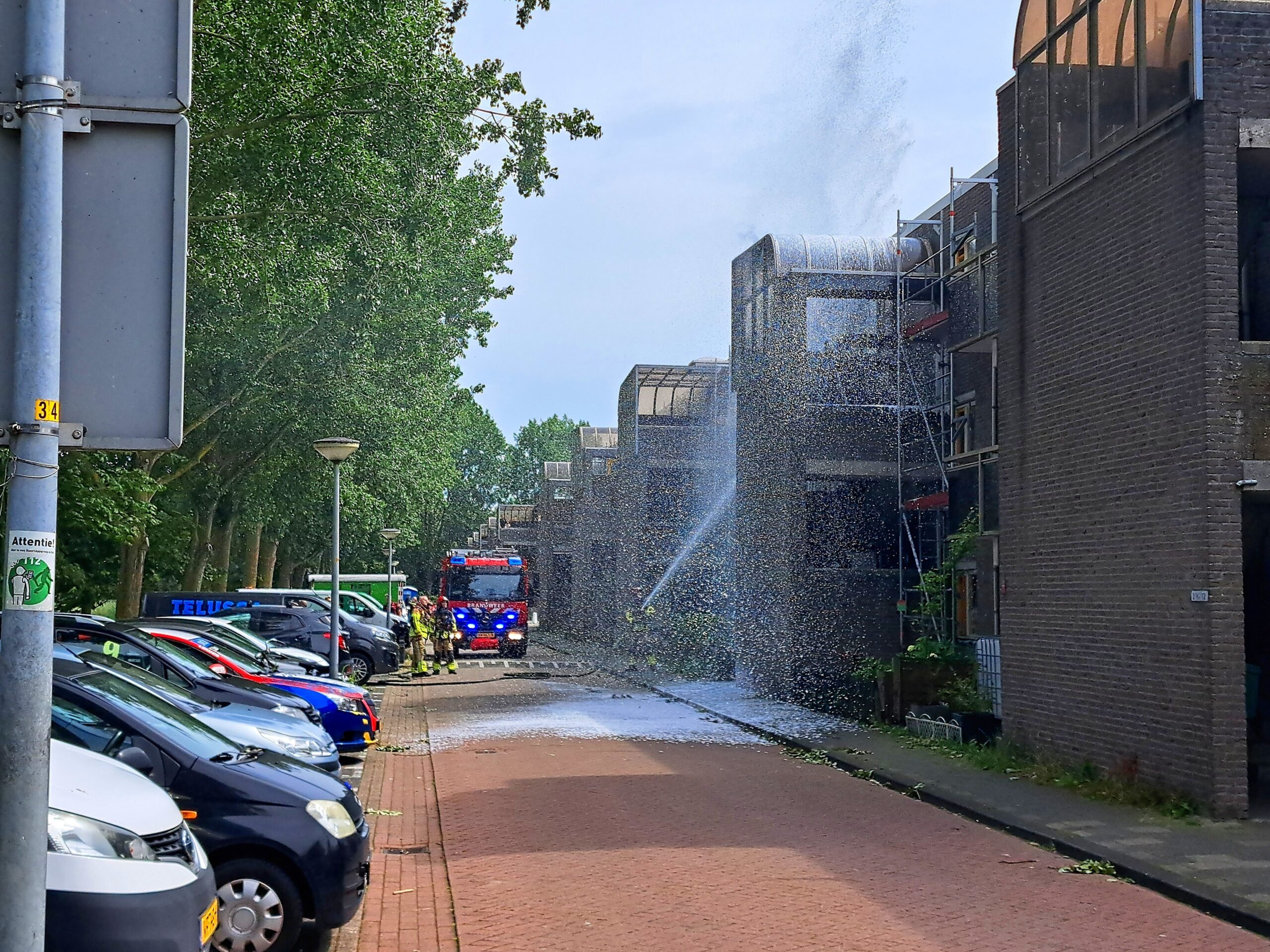 Brandweer ingezet voor brand in dak van portiek in Buiten