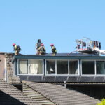 Brandweer blust brand in dak van woning, Schapenmeent in Almere