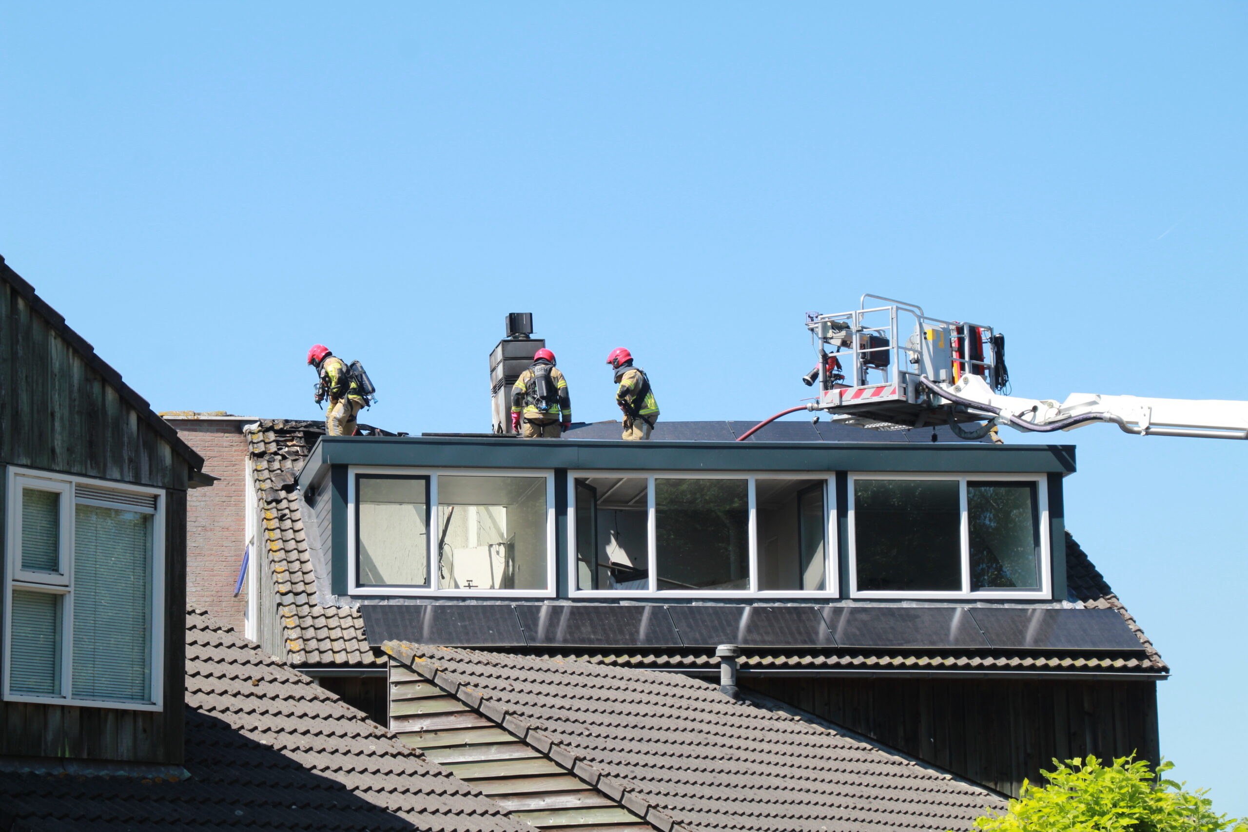 Brandweer blust brand in dak van woning in Haven
