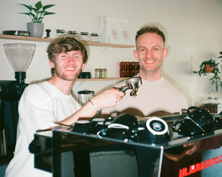 Van Bijlmer jeugdwerk naar koffie in Buiten