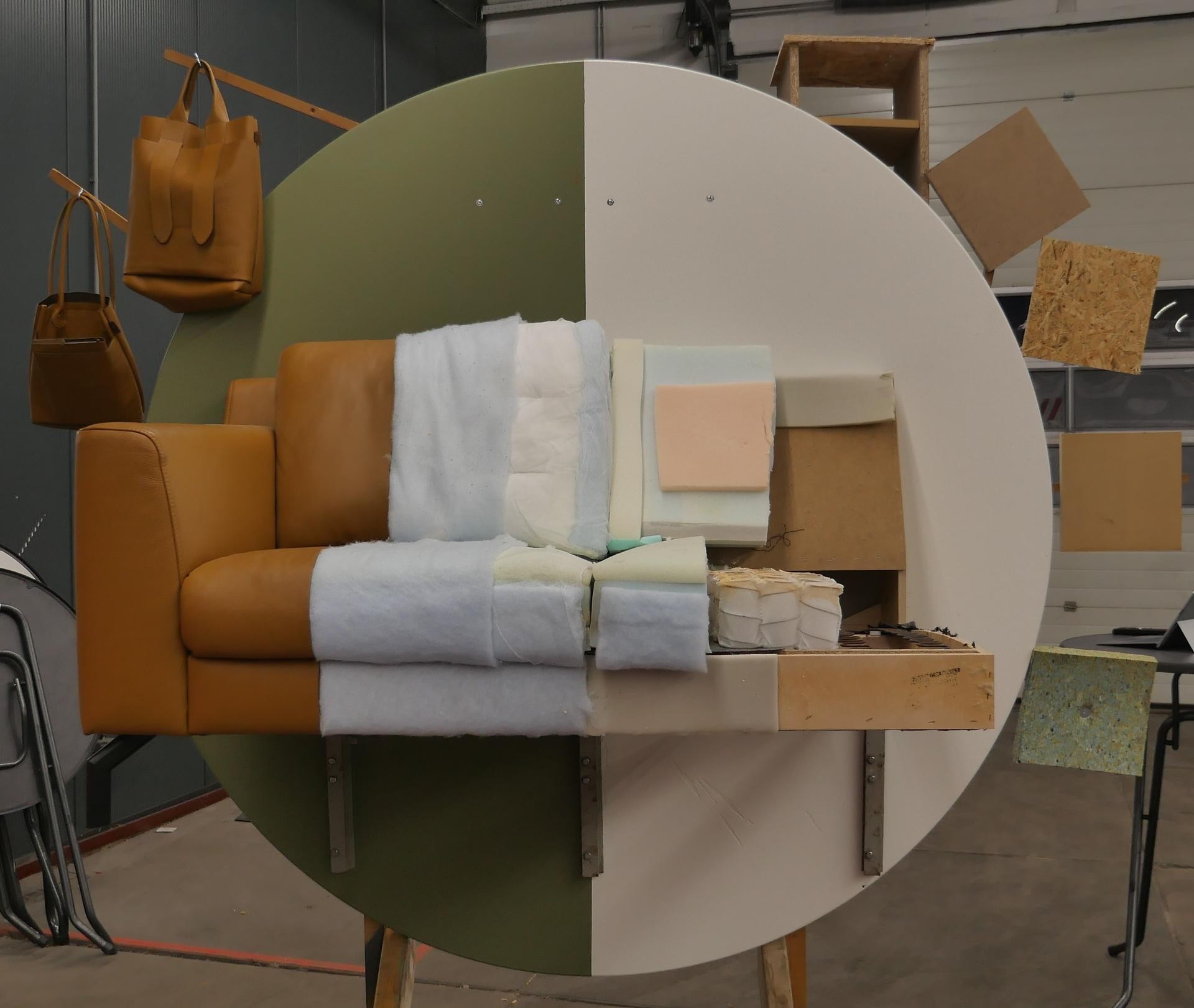 Nieuw leven voor oude banken en bedden in nieuwe demontagehal