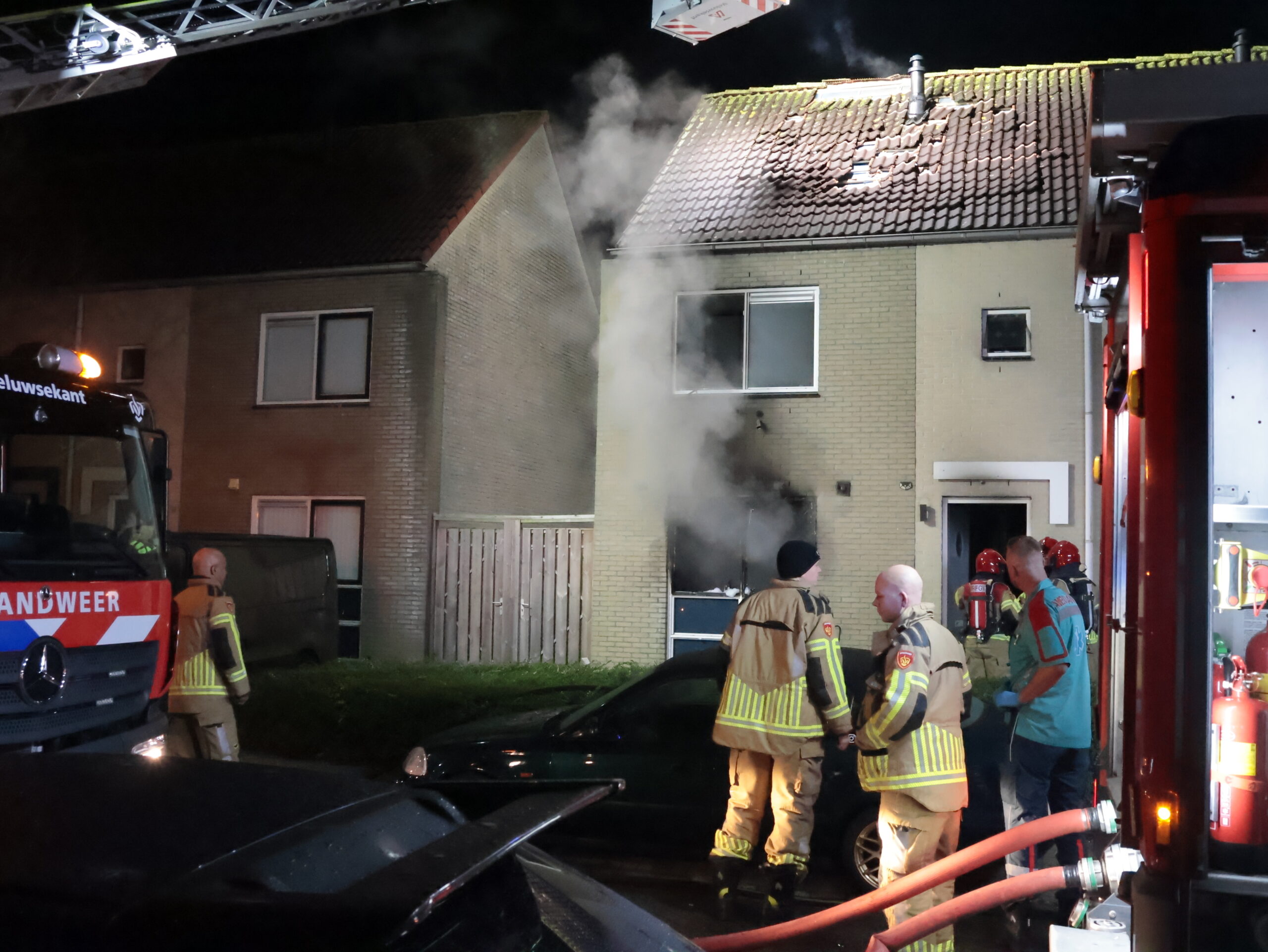 Woningbrand na explosie in Swingstraat: eén zwaar gewonde