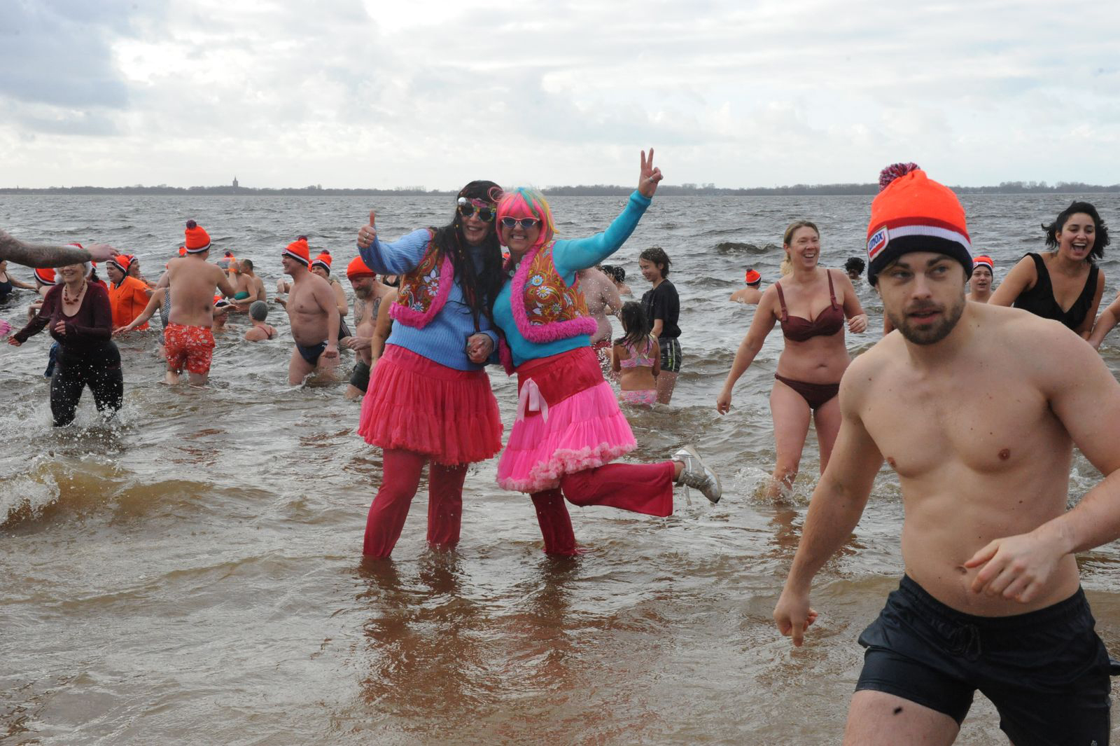 1 januari 2026 Nieuwjaarsduik op surfstrand in Haven