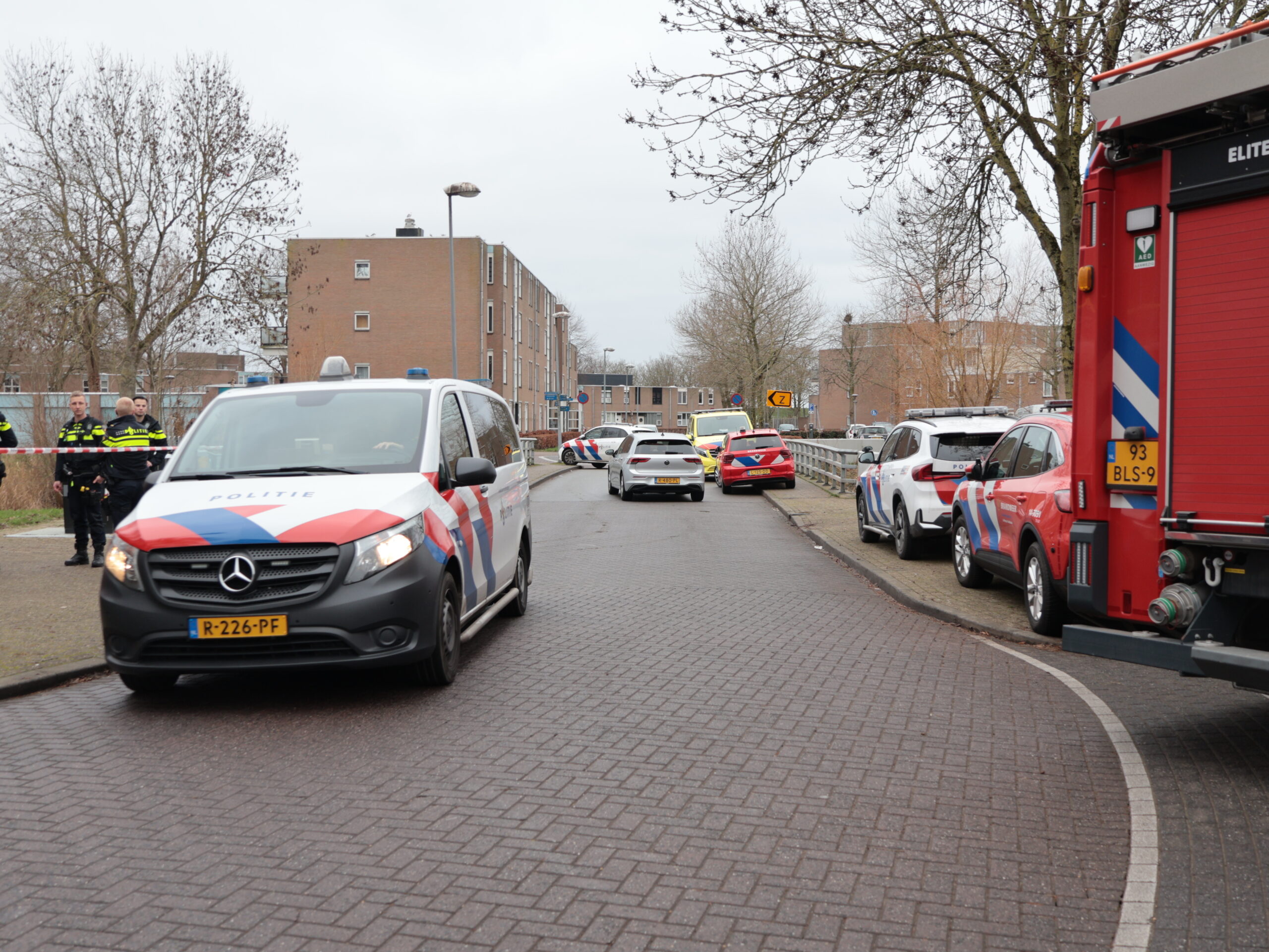 Verward persoon op dak in Oldewierde in Haven